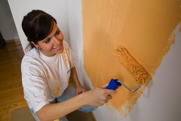 Junge Frau (Astrid, 23 Jahre) malt ihre erste Wohnung aus