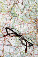 lunettes posées sur une carte routière