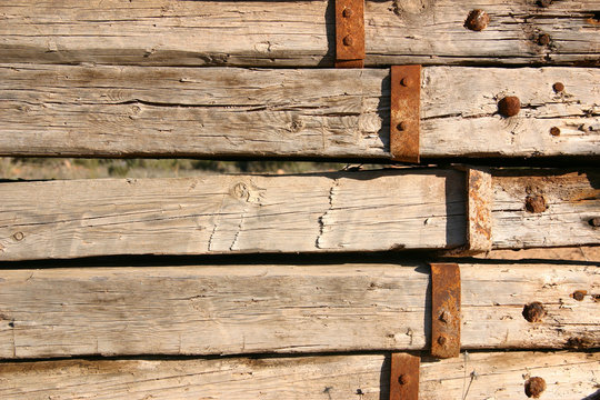 Maderas con herrajes
