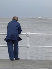 Hombre mirando al mar