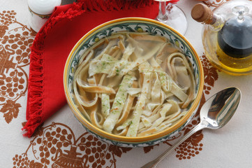 Tagliatelle di frittata in brodo 