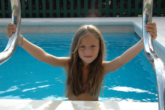 bambina in piscina 1