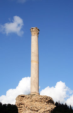Colonne et ciel bleu à Carthage en Tunisie