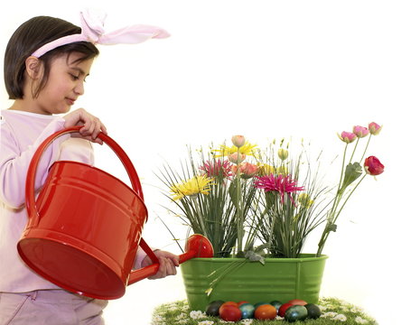m&auml;dchen osterhase gie&szlig;t ostergarten