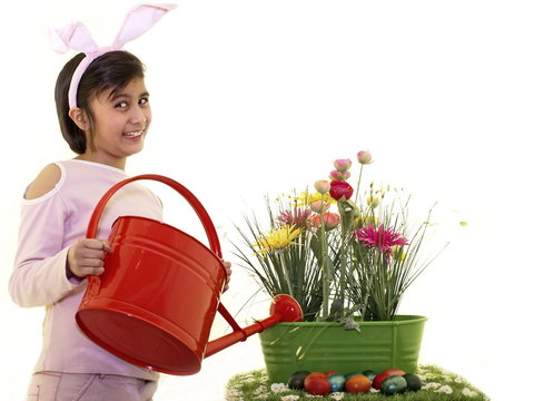 m&auml;dchen osterhase gie&szlig;t ostergarten