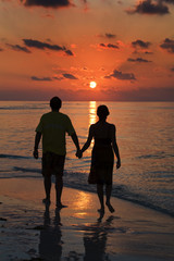 Paar bei Sonnenuntergang am Meer