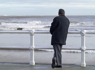 Hombre mirando al mar
