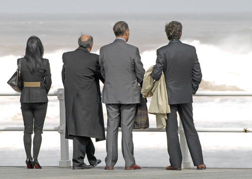 Hombres y mujer de negocios