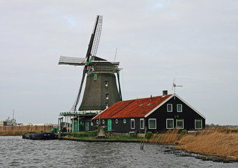 Fototapeta na wymiar The windmill in Dutch countryside