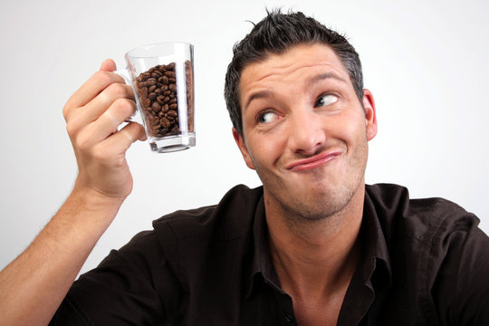 lustiger mann freundlich spaß mit kaffeebohnen