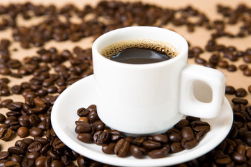 Tasse de cagé et grains de café