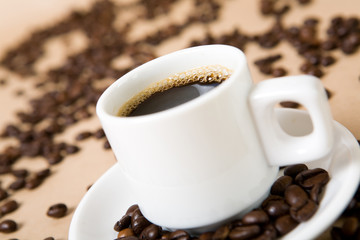 Tasse de cagé et grains de café