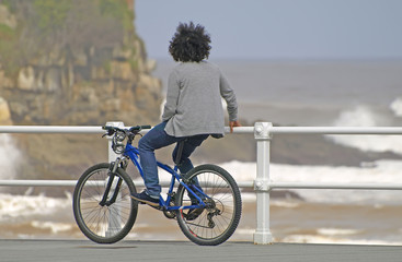 Joven en bicicleta