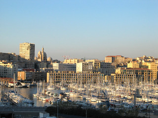 Fototapeta na wymiar Vieux port à Marseille au soleil couchant hivernal