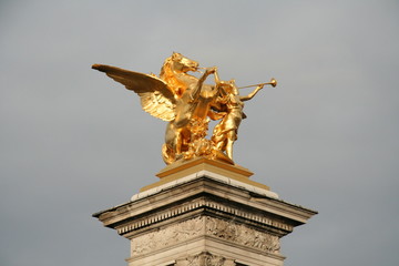 Fototapeta na wymiar Une statue dorée de Paris