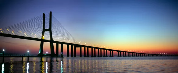 Selbstklebende Fototapete Brücken Vasco da Gama-Brückenpanorama in der Abenddämmerung