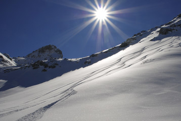 paysage de montagne, soleil et neige