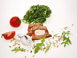 mediterranische terrine mit ziegenkäse und tomate