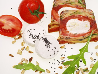 Fototapeta na wymiar mediterranische terrine mit ziegenkäse und tomate