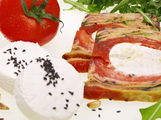 mediterranische terrine mit ziegenkäse und tomate