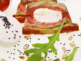 mediterranische terrine mit ziegenkäse und tomate