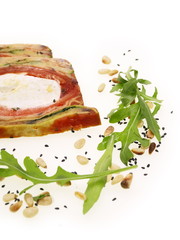 mediterrane terrine mit ziegenkäse,pinienkerne und rucola salat