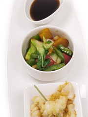 gesundes wok gemüse mit fritiert/gebackene tintenfisch