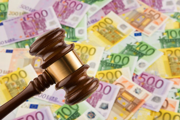 Eurogeld und Richterhammer