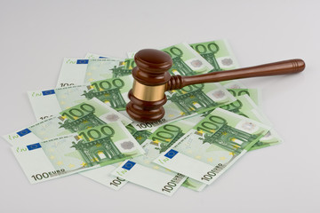 Eurogeld und Richterhammer