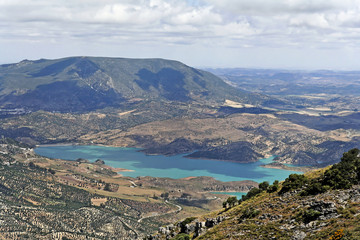 Fototapeta na wymiar Hügel und See in Andalusien, Spanien, Route weiße Dörfer