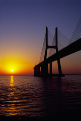 Fototapeta na wymiar Vasco da Gama Most na wschód słońca