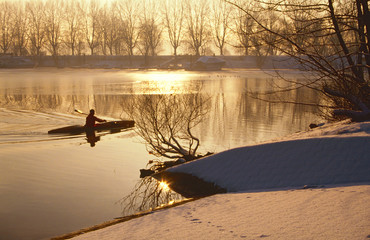 Ruderer auf eiskaltem See