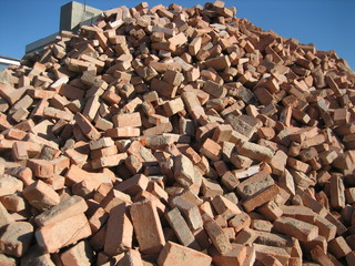 Berg von Backsteinen