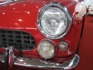 Obraz na płótnie Canvas Scheinwerfer von einem roten Auto
