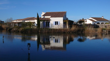 Fototapeta na wymiar maison w Camargue