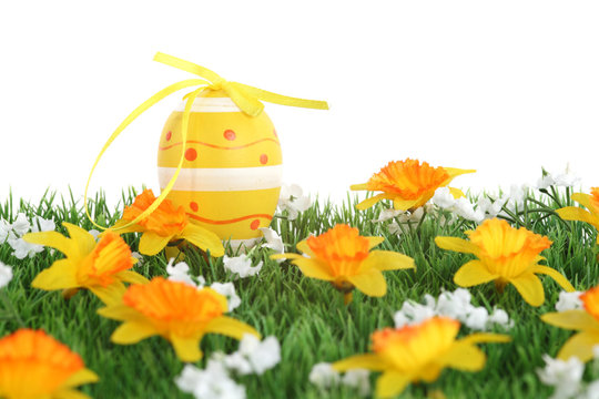 Oeuf de P&acirc;ques et herbe