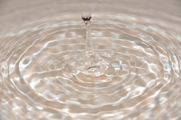 ondulations d'une goutte d'eau