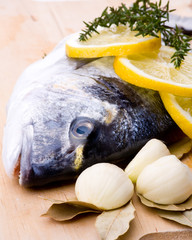 Frischer Fisch auf Holzbrett diagonal