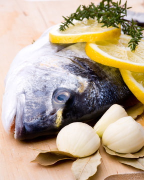 Frischer Fisch auf Holzbrett diagonal