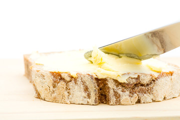 Messer beim steichen von Butter aufs Brot