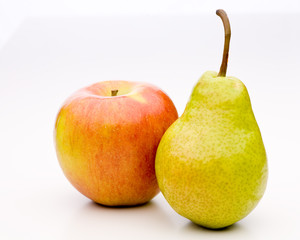 Apfel mit Birnen vergleichen - aneinandergelehnt