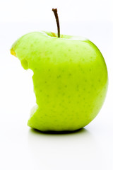Ein Biss in grünen Apfel mit Stengel