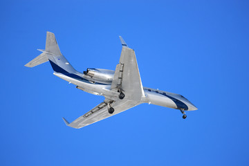 Flugzeug vor blauem Himmelhintergrund