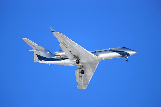Flugzeug vor blauem Himmelhintergrund