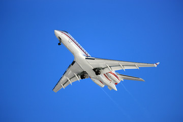 Flugzeug vor strahlend blauem Himmel