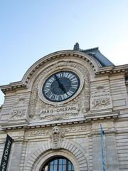 Fototapeta na wymiar Szczegóły na fasadzie Muzeum d'Orsay, Paryż
