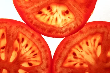 Selbstklebende Fototapeten Geschnittene Tomate © Kitch Bain