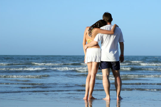 Paar in Umarmung am Strand