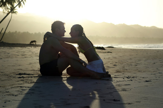Verliebtes Paar am Strand