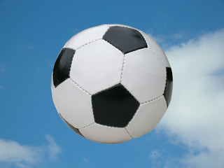 Fußball vor blauem Himmel